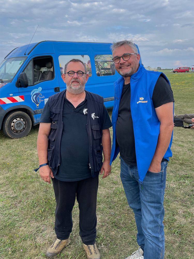 Le directeur de PYRAMIDE EST, avec le pilote de la montgolfière