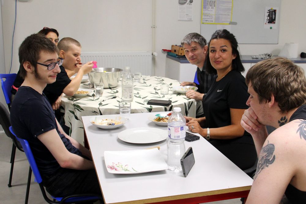 Tout le monde est à table !