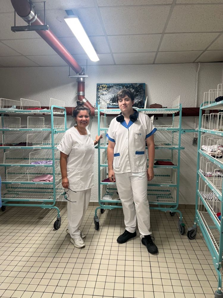 🎯 Aujourd’hui, après un PACE et un passage en Prépa Jeunes à l’EPNAK, Louis a trouvé sa voie : devenir ASMS en EHPAD.
👏 L’EHPAD Morlanne lui a proposé son tout premier emploi d’été en tant qu’ASL, avec à la clé un contrat en alternance à la rentrée. Une belle reconnaissance de son engagement… et de l’accompagnement sans faille de Mila, sa job coach.
✨ Grâce à la ténacité, la bienveillance et le professionnalisme de Mila, Louis a su croire en lui, tenir le cap et franchir une à une les étapes vers l’emploi. Une belle illustration de la force du travail en confiance.
Bravo Louis, bravo Mila et tous nos Job coachs pour leur engagement au quotidien !