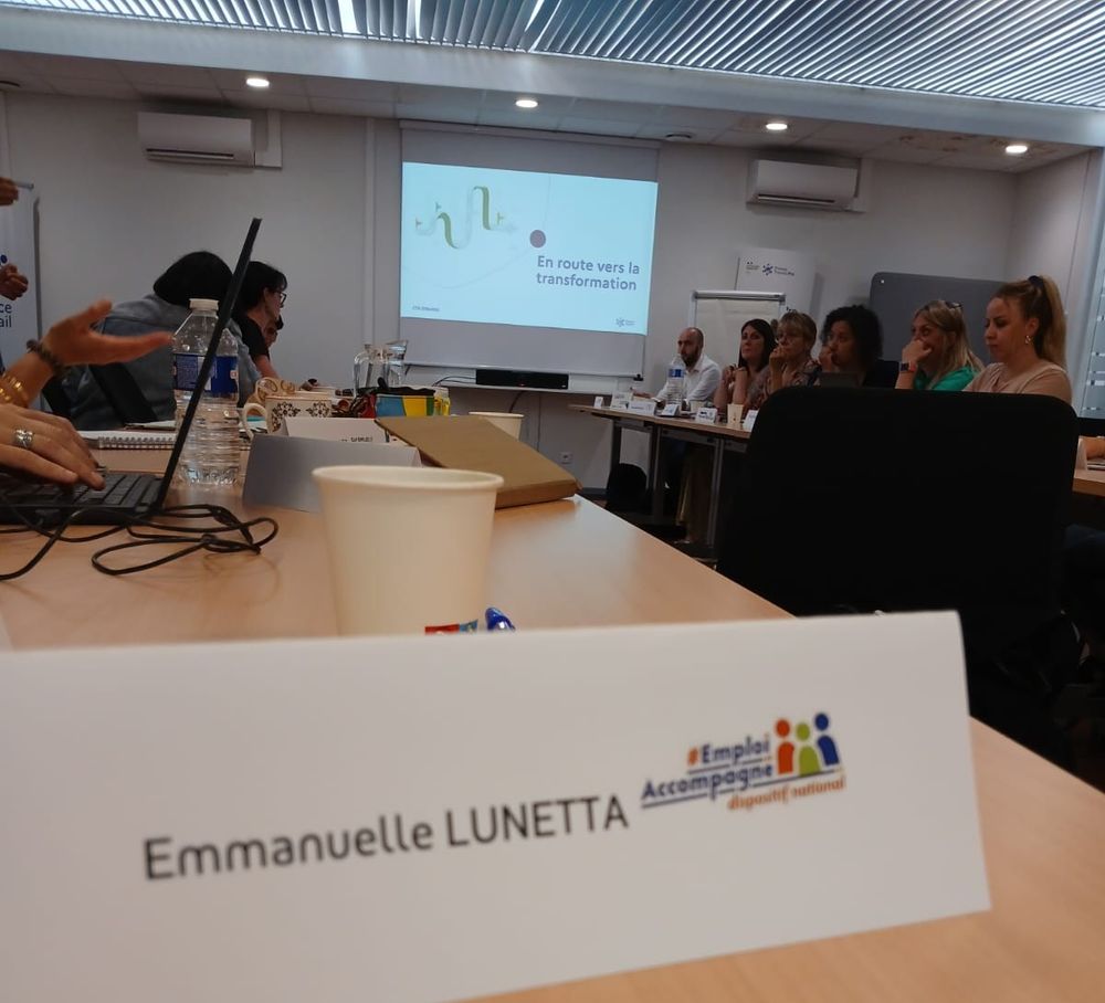 Écran avec le texte "en route vers la transformation" projeté dans une salle de réunion, avec une pancarte Emploi Accompagné au premier plan.

👉 Structures IAE, prescripteurs, acteurs emploi, médico-sociaux, Mission Locale, Cap Emploi, CCAS, associations… Chacun agit à son niveau, et cette acculturation est essentielle pour :
🔹 Créer un langage commun autour des parcours d’insertion
🔹 Fluidifier les orientations et les coopérations inter structures
🔹 Partager les offres d’intervention locales : CDDI, accompagnement jeunes, insertion par l’activité économique, maintien dans l’emploi, soutien médico-social…
🔹 Construire des réponses adaptées, coordonnées et contextualisées
📍 À Sarreguemines, cette dynamique se traduit par un maillage d'acteurs engagés, unis par un même objectif : favoriser l’inclusion professionnelle durable.
🙏 Merci à France Travail Sarreguemines pour cette invitation et ce temps d’échange riche et constructif.