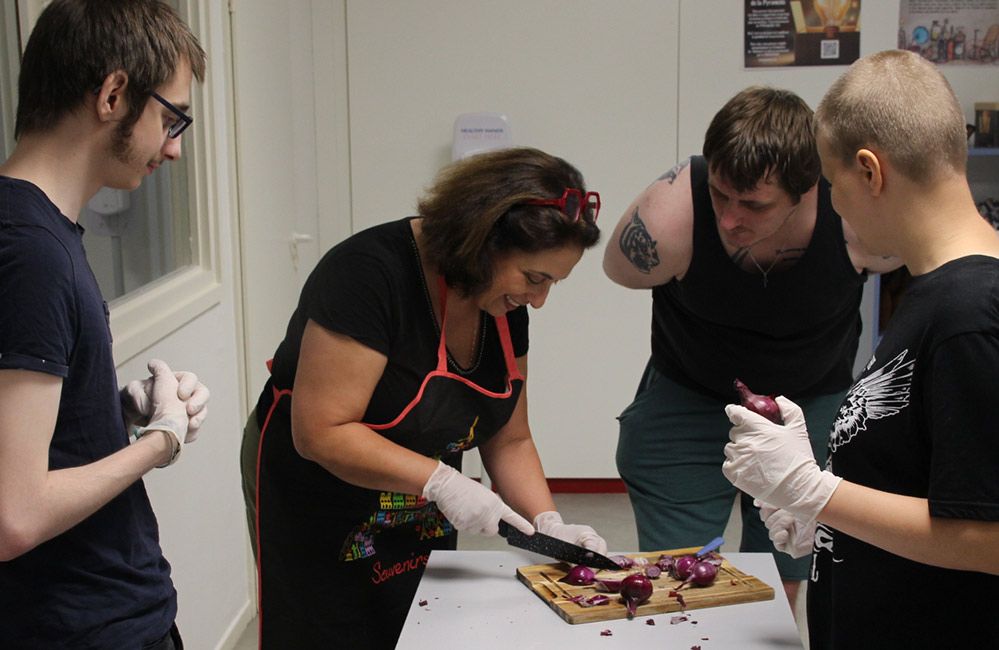 Joycee montre comment couper les oignons.
Les participants Steph, Mickael, David et Nathan avaient comme commis de cuisine, les conseillères Joycee et Amel pour un résultat des plus réussis (et délicieux). 🥘