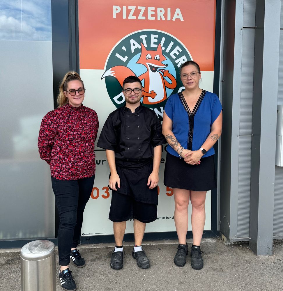 Photo d'Anthony devant la pizzeria avec sa conseillère Emploi Accompagné et son employeur.

📍 Saint-Avold – Une prospection, une rencontre, un contrat !
Tout a commencé par une session de prospection dans la zone de Longeville, main dans la main avec Anthony, bénéficiaire accompagné par le Dispositif Emploi Accompagné depuis avril.
➡️ Nous avons poussé ensemble la porte de l’Atelier du Renard…
🍕 Quelques échanges plus tard, une opportunité se dessine, puis se concrétise.