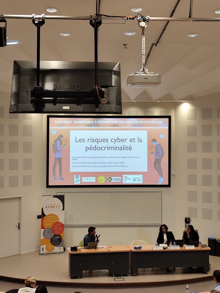 Écran projettent une présentation intitulée : "les risques cyber et la pédocriminalité" dans un amphi.
📍 Un événement essentiel pour penser ensemble des actions de prévention adaptées, à la croisée des champs médico-social, éducatif, judiciaire et numérique.
