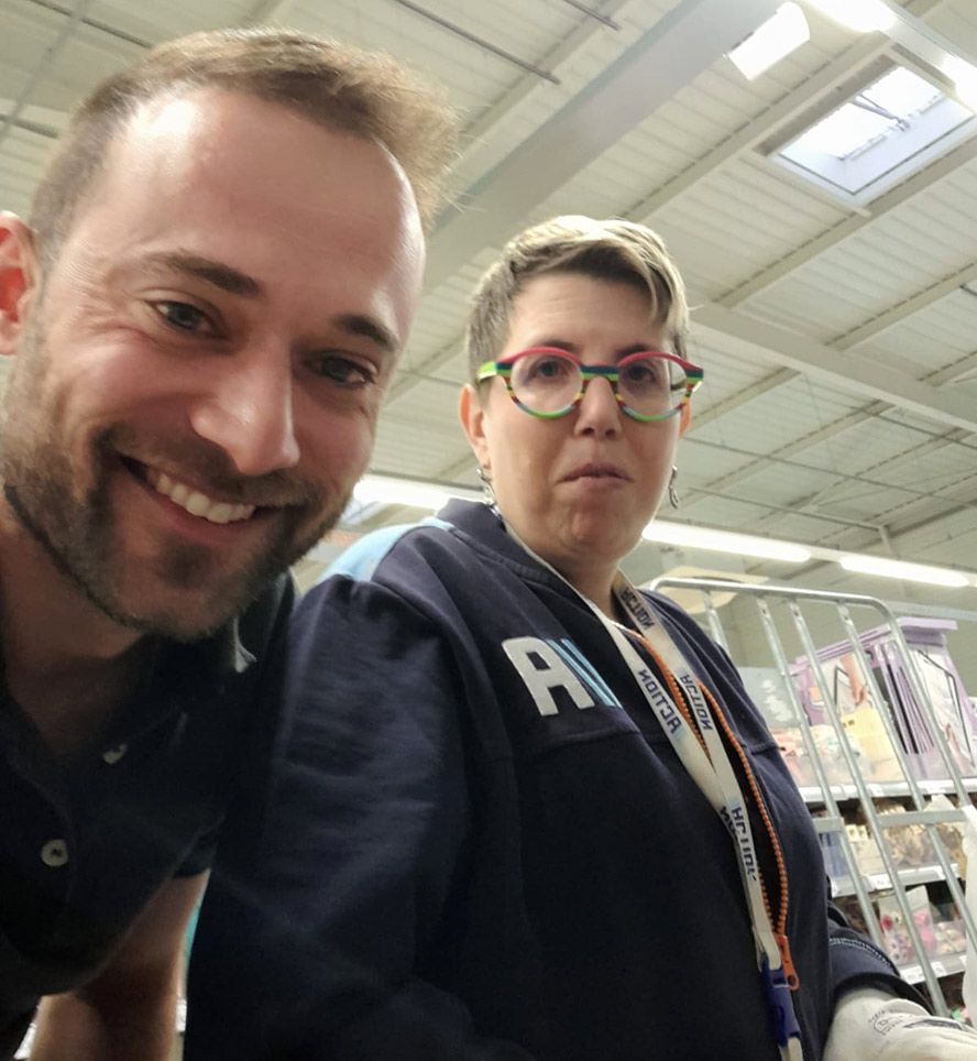 Aurélie avec Florent son "job coach" de l'Emploi Accompagné qui est tout sourire.