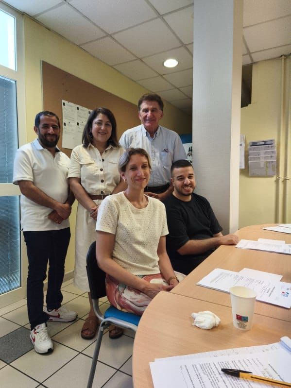 Photo de :
M. Alfatimi, en service civique, 
M.Kleinhentz, maire de FAREBERSVILLER, 
M. Griffete, directeur de l’association ELAN, 
Mme Khebache, responsable Espace FARE Point Emploi et chargée de prévention, 
& Mme Schang, référente emploi accompagné. 
