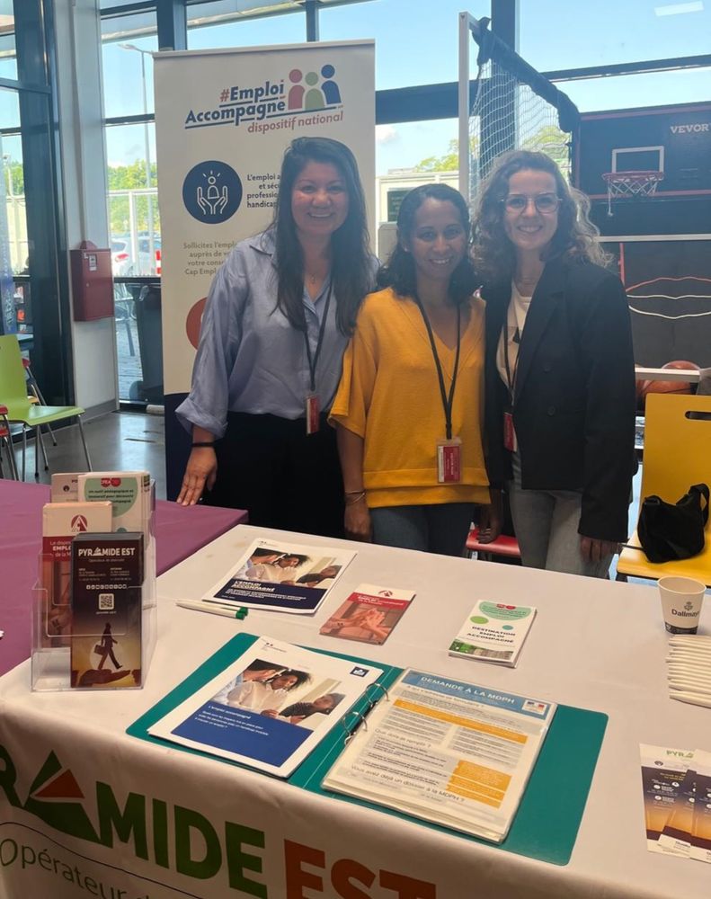 🤝 Nous avons tenu un stand interactif pour présenter nos actions en faveur de l’intégration professionnelle durable, aux côtés d’autres acteurs engagés.
🌟 Ce fut l’occasion de :
Sensibiliser les collaborateurs d’Amazon aux enjeux de l’emploi accompagné,
Valoriser des parcours inspirants,
Créer du lien avec des partenaires mobilisés autour de l’accessibilité.
👏 Merci à Amazon pour cette initiative engagée et inclusive, et pour l’accueil chaleureux tout au long de la journée ! 