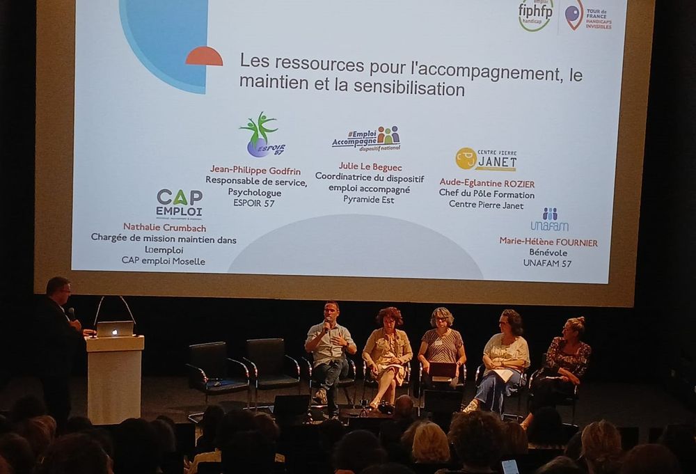 🎤 Julie, de la Plateforme Emploi accompagné, a présenté un exemple d’accompagnement dans la fonction publique, à travers le parcours d'un agent public, dont le maintien en poste a été rendu possible grâce à un accompagnement coordonné, progressif et humain.
🎤 Nathalie, du Cap emploi, est également intervenue pour présenter le service de maintien dans l’emploi, un dispositif essentiel pour prévenir la désinsertion professionnelle et sécuriser les parcours des agents fragilisés.
👉 Des échanges riches, des retours d’expérience concrets et une volonté commune de bâtir des environnements de travail plus inclusifs, durables et bienveillants.
🙏 Merci aux organisateurs, aux participants et à toutes celles et ceux qui œuvrent chaque jour pour que la santé mentale ne soit plus un frein, mais une responsabilité partagée.