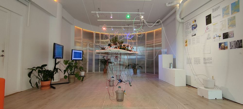 Imagen de la exposición. Solar4Rain, una simbiosis atmosférica PUNK, conecta simbólicamente el sur de España, rico en energía solar, con Noruega, rica en agua, visualizando el intercambio de recursos mediante exhibiciones dinámicas de luz, sonido y tecnologías en red.
