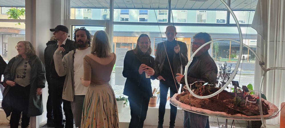 Imagen de la exposición. Solar4Rain, una simbiosis atmosférica PUNK, conecta simbólicamente el sur de España, rico en energía solar, con Noruega, rica en agua, visualizando el intercambio de recursos mediante exhibiciones dinámicas de luz, sonido y tecnologías en red.