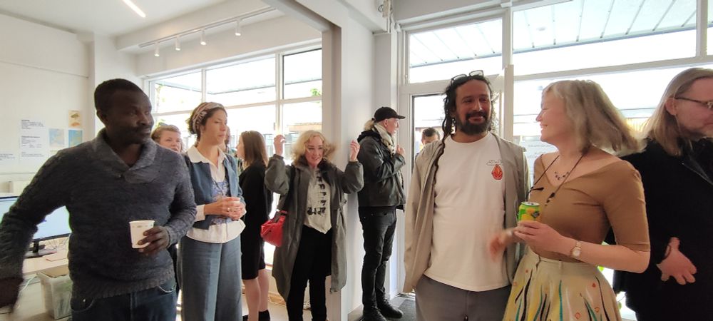 Imagen de la exposición. Solar4Rain, una simbiosis atmosférica PUNK, conecta simbólicamente el sur de España, rico en energía solar, con Noruega, rica en agua, visualizando el intercambio de recursos mediante exhibiciones dinámicas de luz, sonido y tecnologías en red.