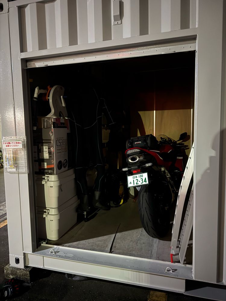 コンテナに詰め込まれたcbr600rr