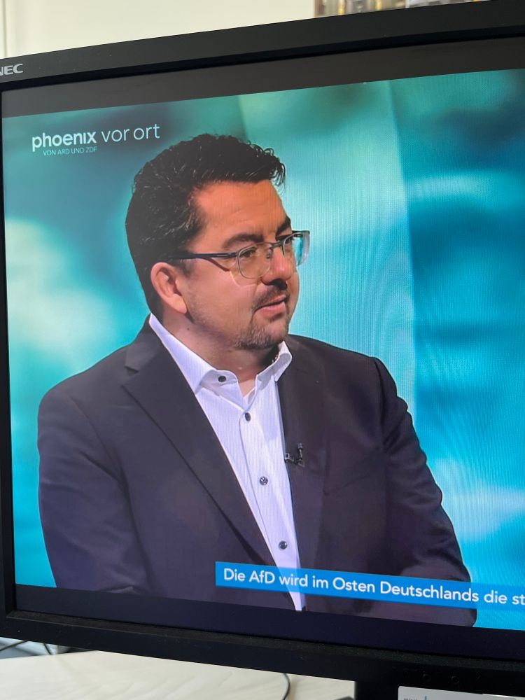 Der Wahlforscher spricht im Fernsehen.