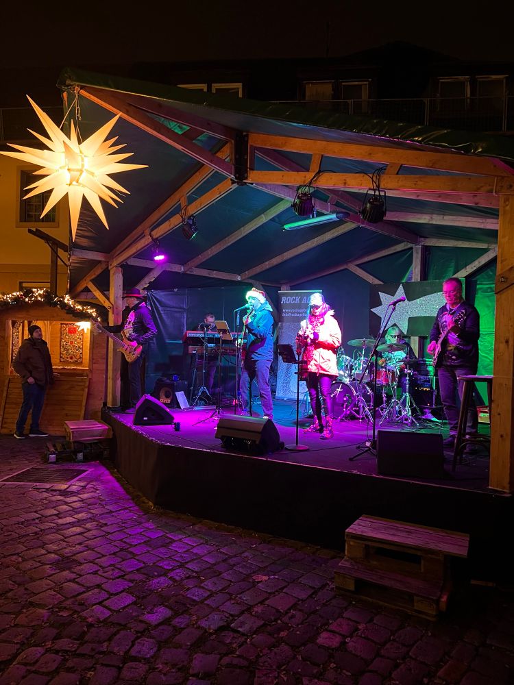 Eine Rockband auf einer weihnachtlichen Bühne 