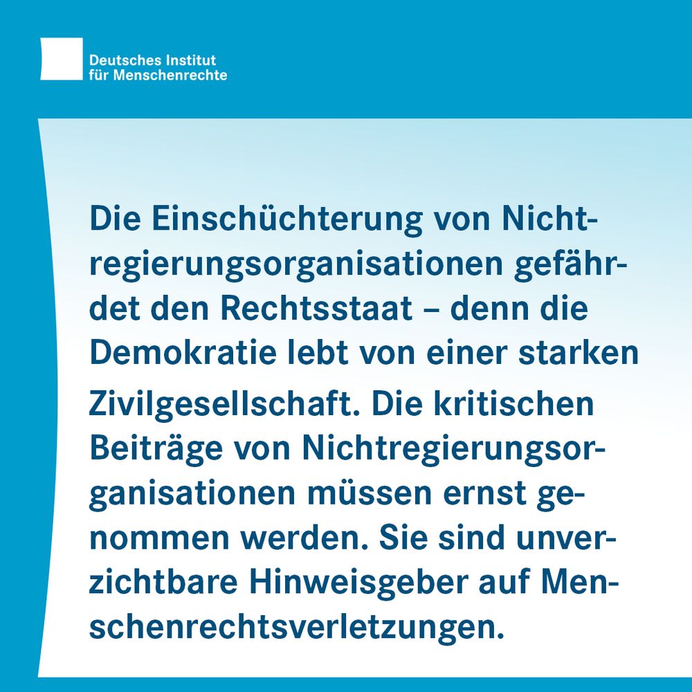 Sharepic mit dem Logo des Deutschen Instituts für Menschenrechte links oben. Dazu der Text auf blauem Hintergrund: „Die Einschüchterung von Nichtregierungsorganisationen gefährdet den Rechtsstaat – denn die Demokratie lebt von einer starken Zivilgesellschaft. Die kritischen Beiträge von Nichtregierungsorganisationen müssen ernst genommen werden. Sie sind unverzichtbare Hinweisgeber auf Menschenrechtsverletzungen.“