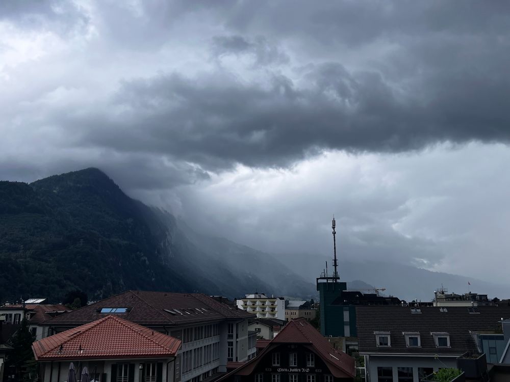 Wolkenverhangener Himmel über Interlaken.
