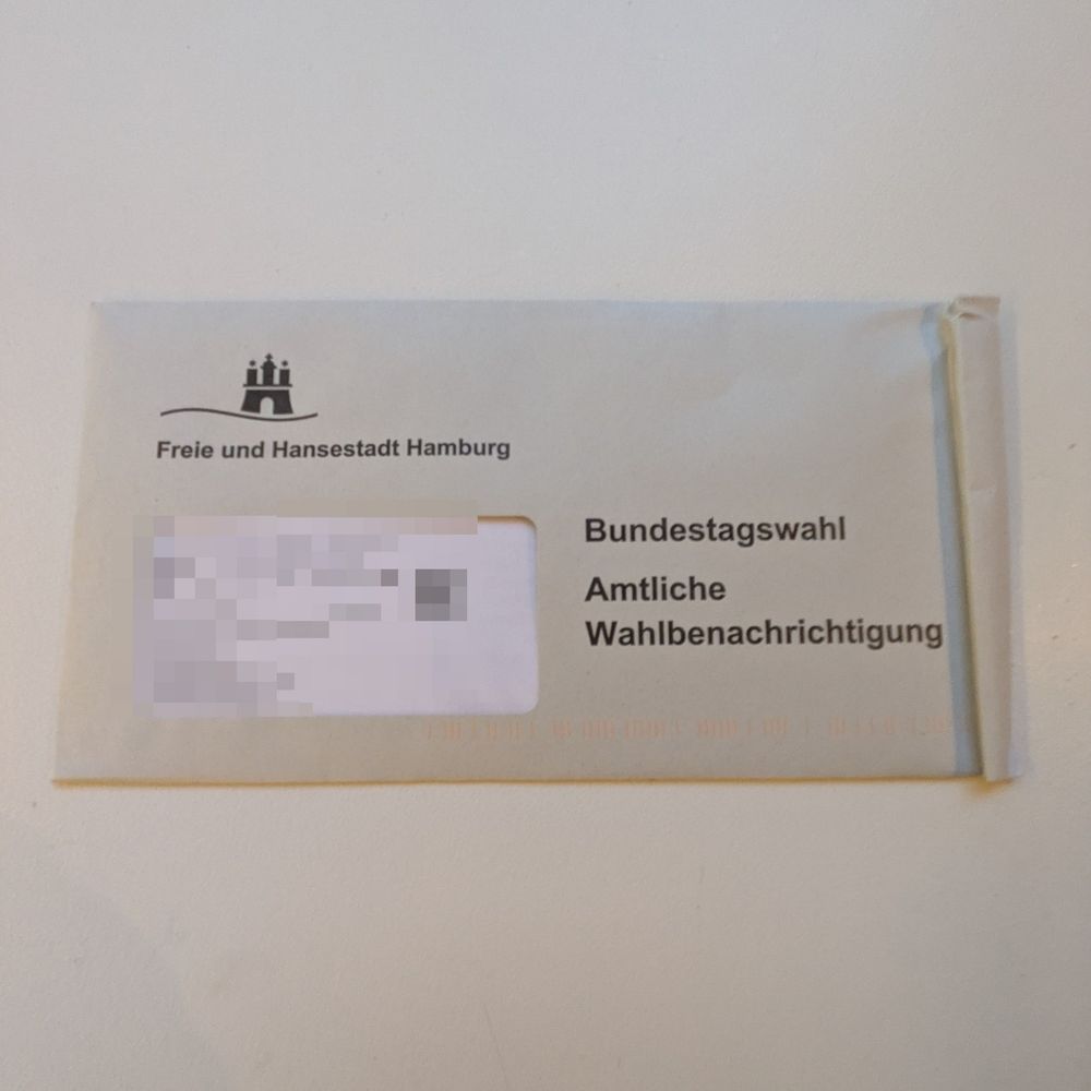 Ein Briefumschlag mit einer Wahlbenachrichtigung der Stadt Hamburg. Die Empfängeradresse ist verpixelt.