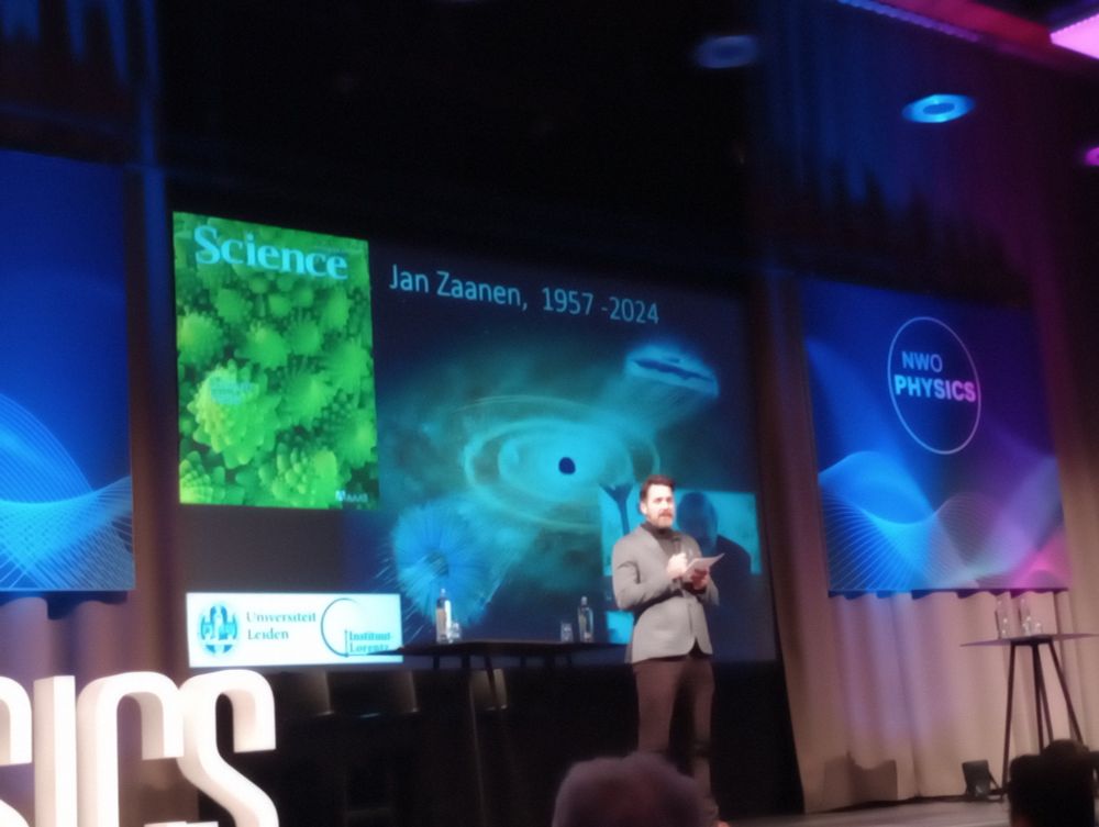 Erik van Heumen addressing a crowd of physicists with an In Memoriam of Jan Zaanen.