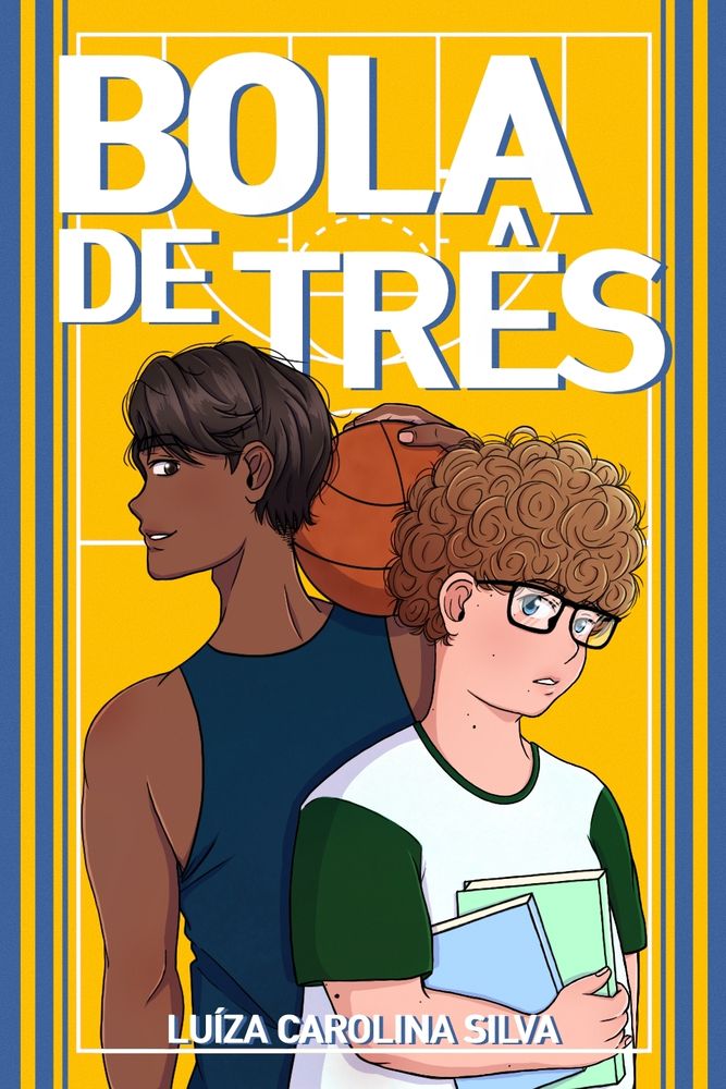 Capa de "Bola de Três". Fundo amarelo com listras azuis nas laterais. Há linhas brancas formando uma quadra de basquete no centro da imagem. No alto, o título "Bola de Três" em caixa alta e fonte branca e grande. Cobrindo a parte central e inferior da capa, está a ilustração dos protagonistas. À esquerda está Arthur, um garoto alto e musculoso, negro, de cabelo curto, preto e levemente ondulado, a franja jogada para o lado, e olhos escuros. Ele veste uma regata azul-escura e segura uma bola de basquete no ombro. Está atrás do garoto à direita, de costas para ele, olhando na direção do garoto e sorrindo. À direta está Davi, um garoto mais baixo, gordo, branco, de cabelo volumoso com cachos grandes, com várias pintas no corpo, olhos azuis por trás dos óculos de armação retangular e preta. Ele segura dois cadernos com uma das mãos, um de capa azul e outro de capa verde, ambos de tom mais claro. Está sério, olhando para Arthur, e veste uma blusa branca com mangas e golas verde-escuras.