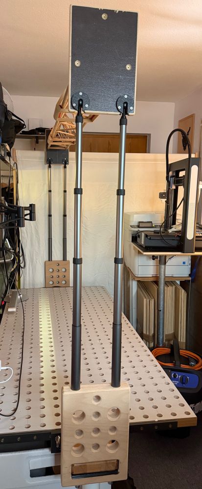 Zu sehen ist ein schwenkbarer System Lochtisch, mit angebrachten Seitenteilen, Teleskoprohren darin und der oben befestigten Lichtbrücke (Lichter sind noch keine angebracht)