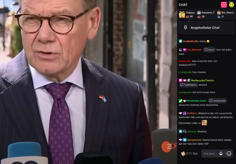 Foto an einer Strassenkreuzung in  NewYork, USA aufgenommen, zeigt Wadepful bei einem Interview. An seinem Revers trägt er zwei Flaggen, die von Deutschland, und die des Landes mit dem vor dem Internationalen Strafgerichtshof wegen Völkermod mit Haftbefehl gesuchten Regierungschef Netanjahu, Israel