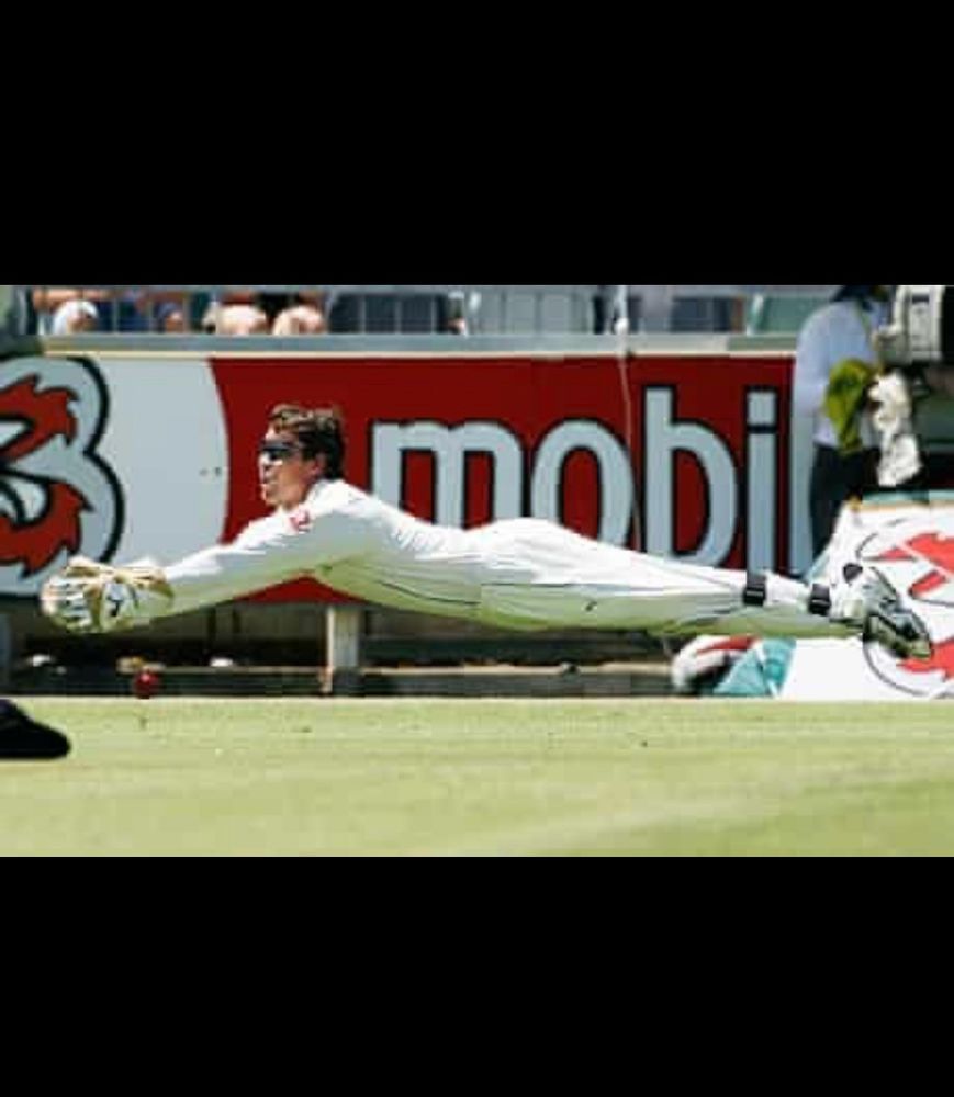 Geraint Jones diving for a ball - England & Wales cricketer 2006 / cricedwr Lloegr & Cymru 2006 