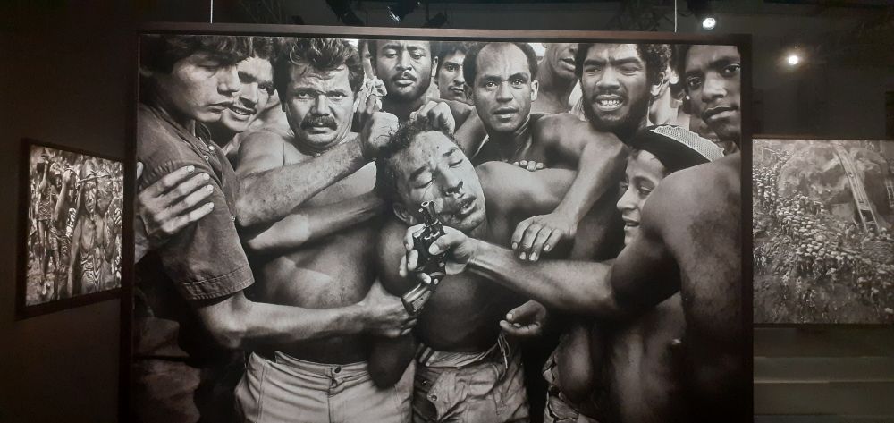 Exposição em um museu do fotógrafo Sebastião Salgado.