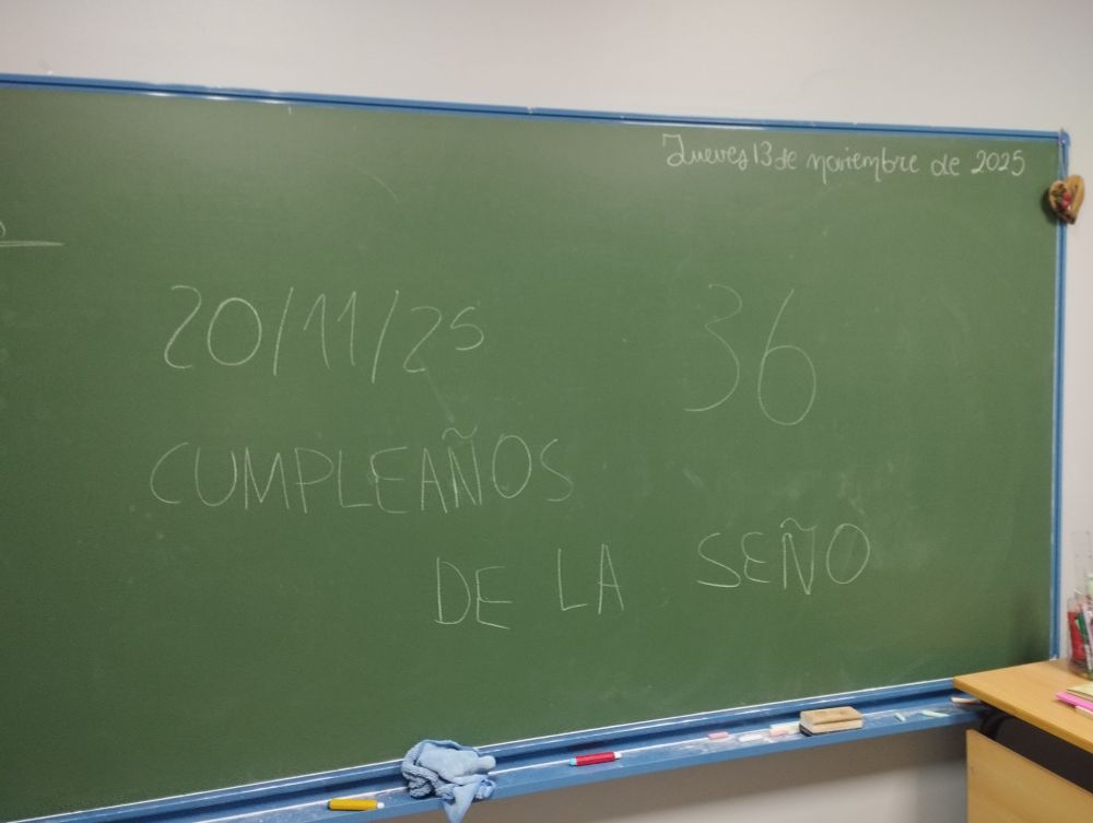 Pizarra que pone '20/11/2025 cumpleaños de la seño, 36'