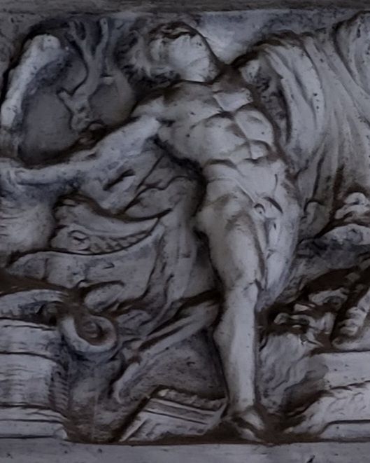 männliche steinfigur, nackt, von vorne.