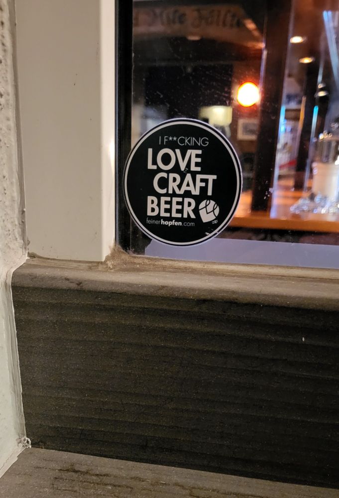 aufkleber am fenster des irish pub in rosenheim mit dem slogan "i fucking LOVE CRAFT BEER"