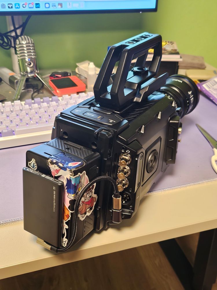 Picture showing the side and back of the camera. At the very end (towards the camera) a SSD can be seen, its attached with a small cable to the camera
