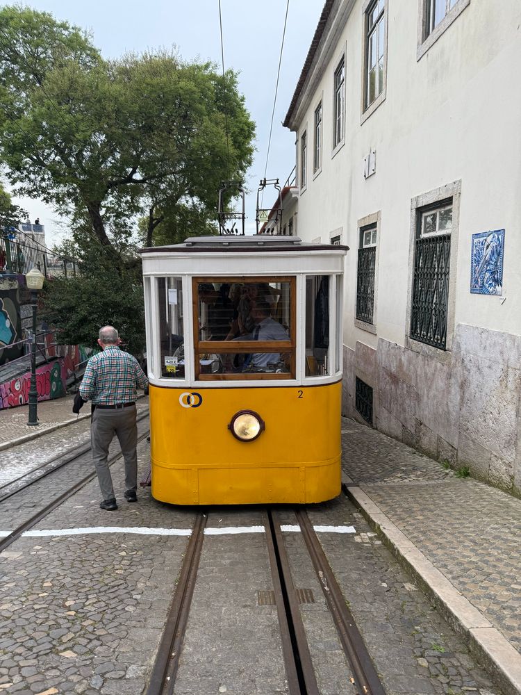 The same yellow and white funicular from the front just after getting off.