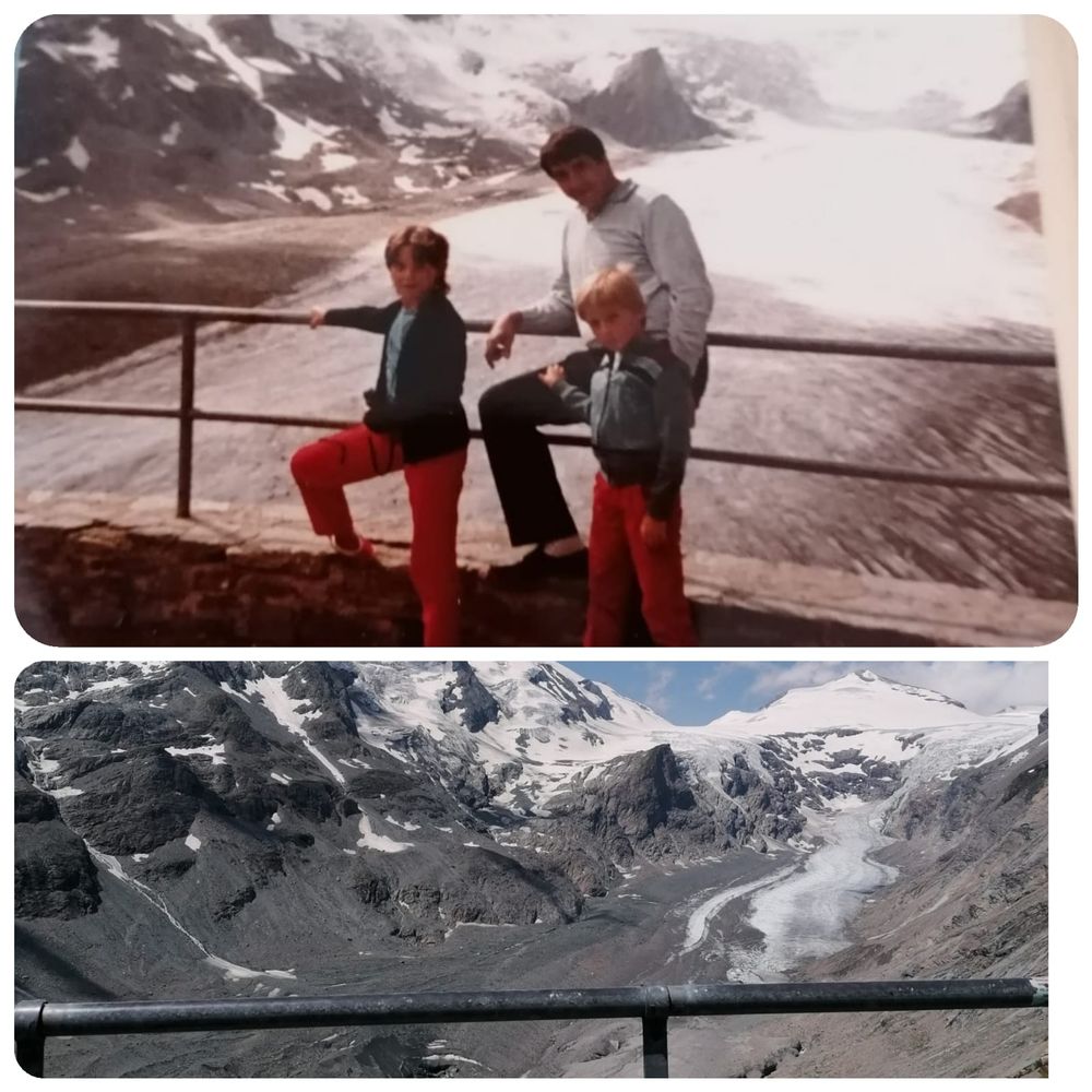 Oben: Ein Familienbild mit Vater, Tochter, Kind vor der großen Pasterzenzunge am Großglockner, vollbedeckt mit Eis, aus dem Jahr 1983. Unten ein Vergleichsbild an selber Stelle aus 2023, mit deutlich sichtbarem Rückgang des Gletschers und hauptsächlich Geröllmassen im Bild. 