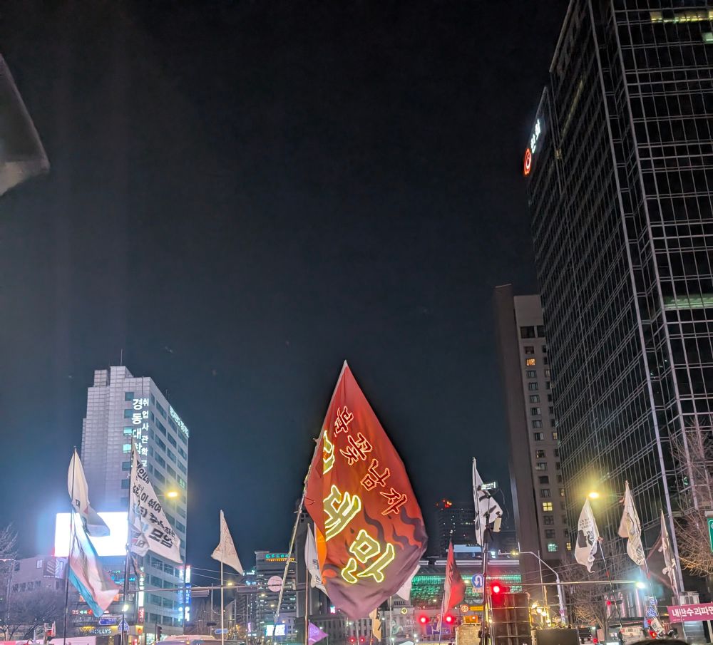 시청 앞 모습. 불꽃남자 정대만 깃발이 휘날리고 있다.