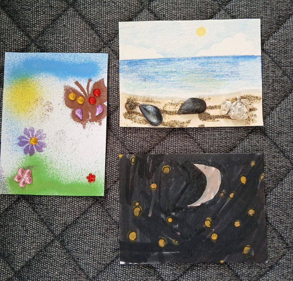 Drei ATC. 1. Schmetterling und Blumen. 2. Halbmond bei Nacht. 3. Sandstrand und Meer.