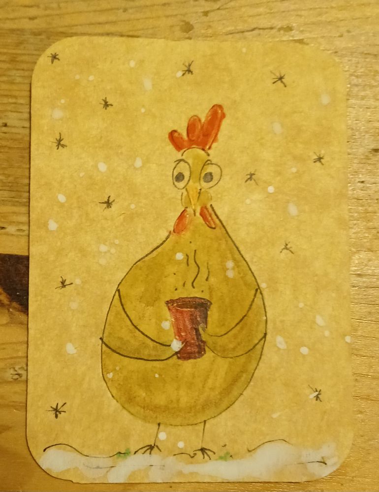 Eine ATC im Hochformat, die ein braunes Huhn zeigt. Das Huhn hält einen Becher mit einer dampfenden Flüssigkeit in der Hand. Es steht im Schnee. 