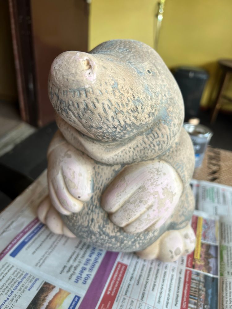 Ein herunter gekommender Maulwurf (Gartenfigur)