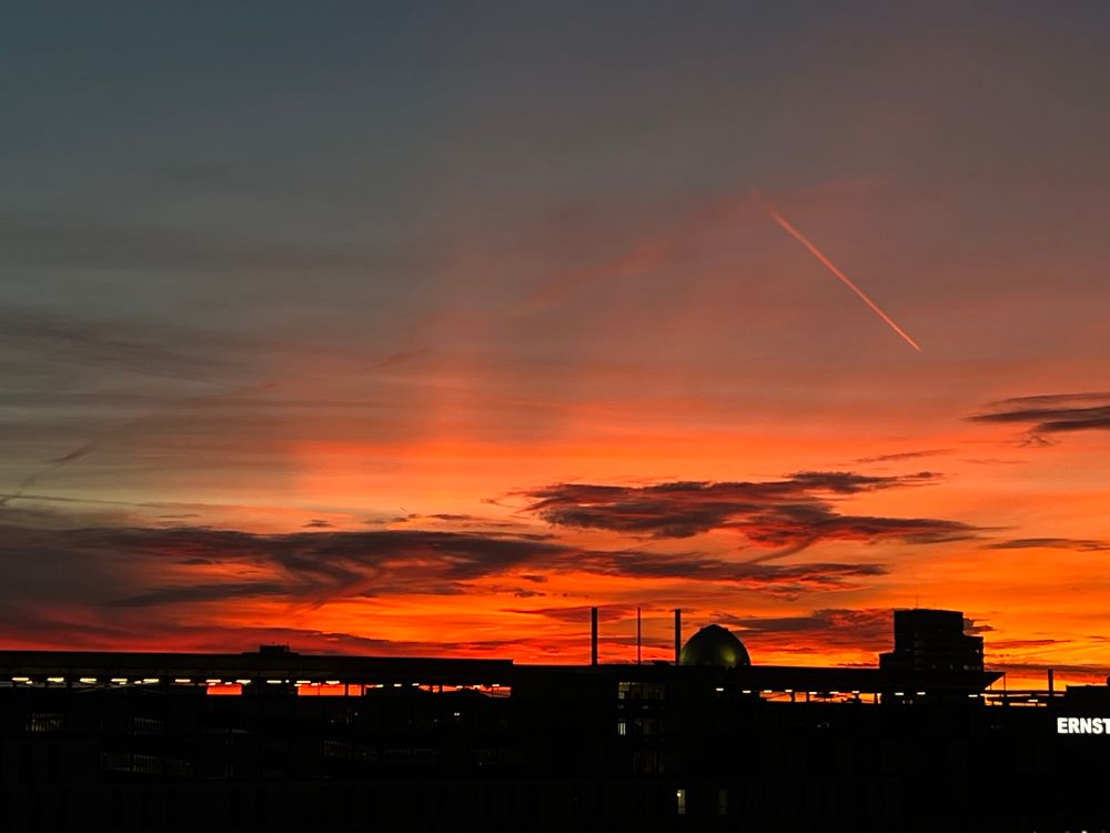 Ein roter Sonnenuntergang über der Stadt