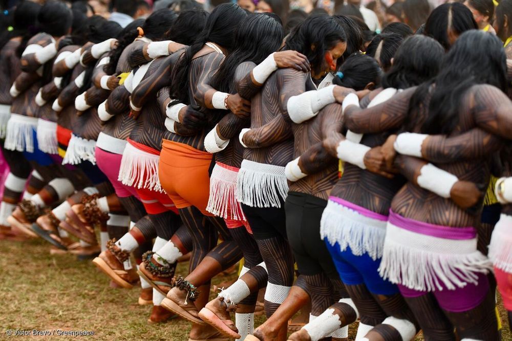 Mulheres indígenas abraçadas. 