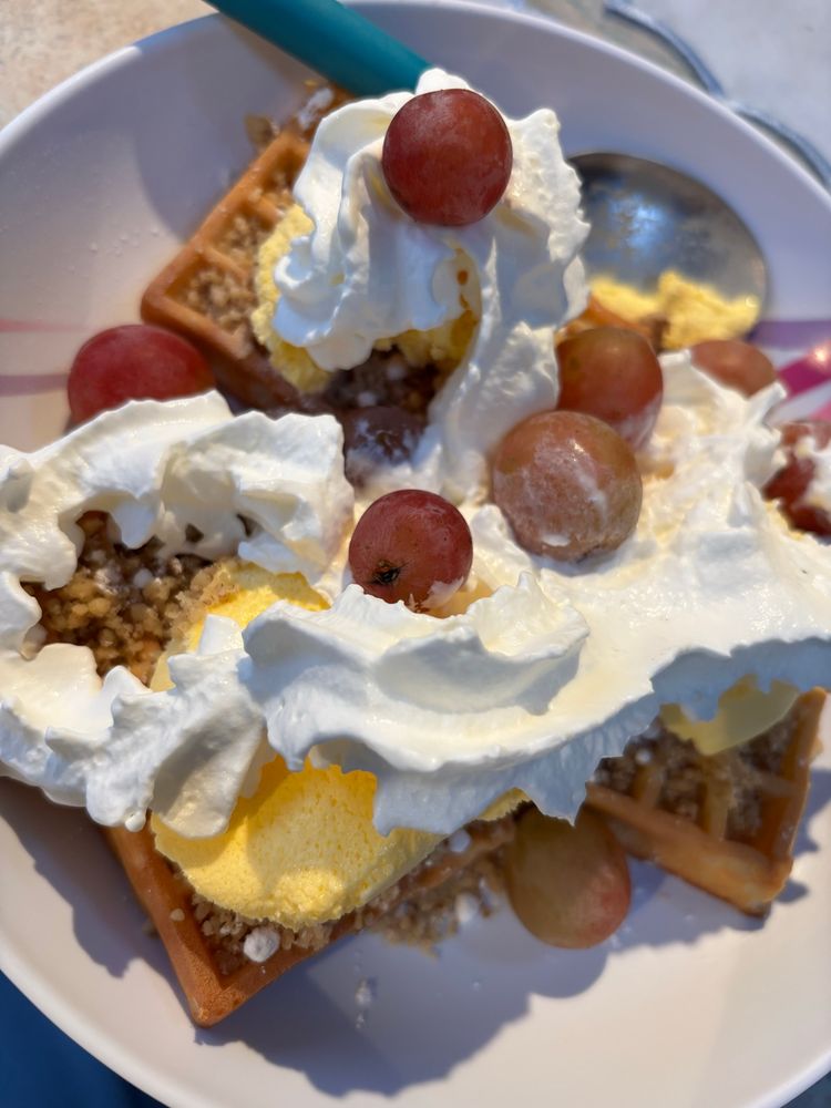 Waffeln mit geriebenen Nüssen, Vanilleeis, Schlagobers und Weintrauben