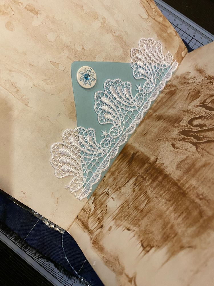 Eine kaffeegefärbte Seite und ein dekorierter Briefumschlag