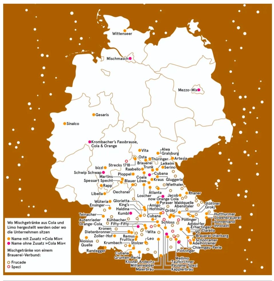Die Karte zeigt eine Übersicht von Deutschland, auf der die Standorte von Herstellern und Marken für Mischgetränke aus Cola und Limonade eingezeichnet sind. Es werden unterschiedliche Markierungen verwendet, um Marken mit oder ohne den Zusatz "Cola Mixx" sowie spezielle Mischgetränke wie Spezi oder Frucade darzustellen. Der Süden Deutschlands, insbesondere Bayern und Baden-Württemberg, ist besonders dicht mit Marken vertreten. Bekannte Namen wie Mezzo-Mix, Schwip Schwap oder Spezi werden hervorgehoben. Die Karte hebt auch regionale Unterschiede und eine große Vielfalt an kleineren Brauereien und Herstellern hervor.