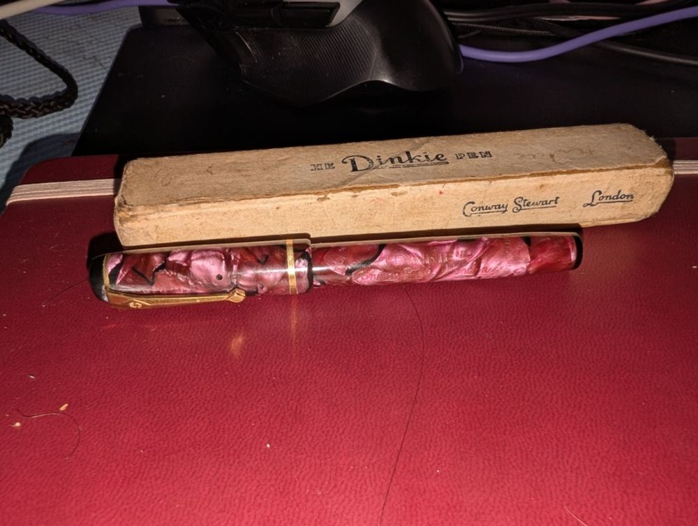 The dinkie fountain pen next to its box 