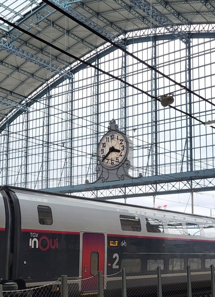 Photo de l'horloge dans la gare Saint-jean sous le auvent