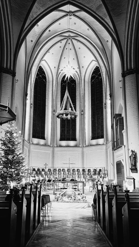Ein Foto aus dem inneren der St. Petri - Hauptkirche in Hamburg am Abend des 24.12.2024 in schwarz-weiß.