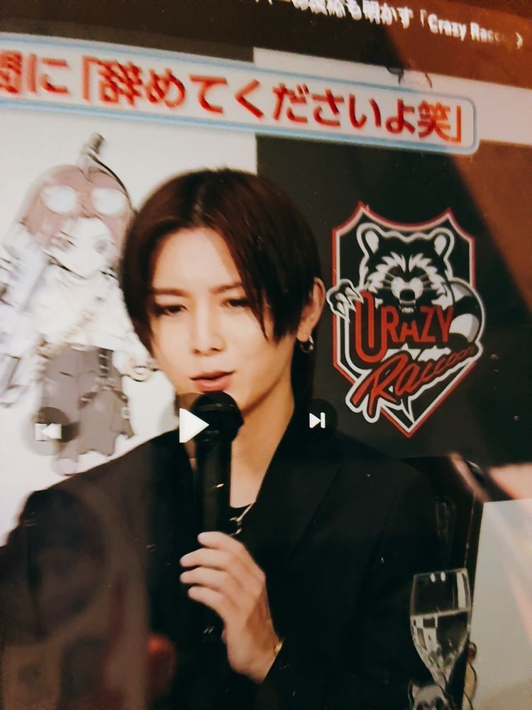 インタビューに答えるLEOたま