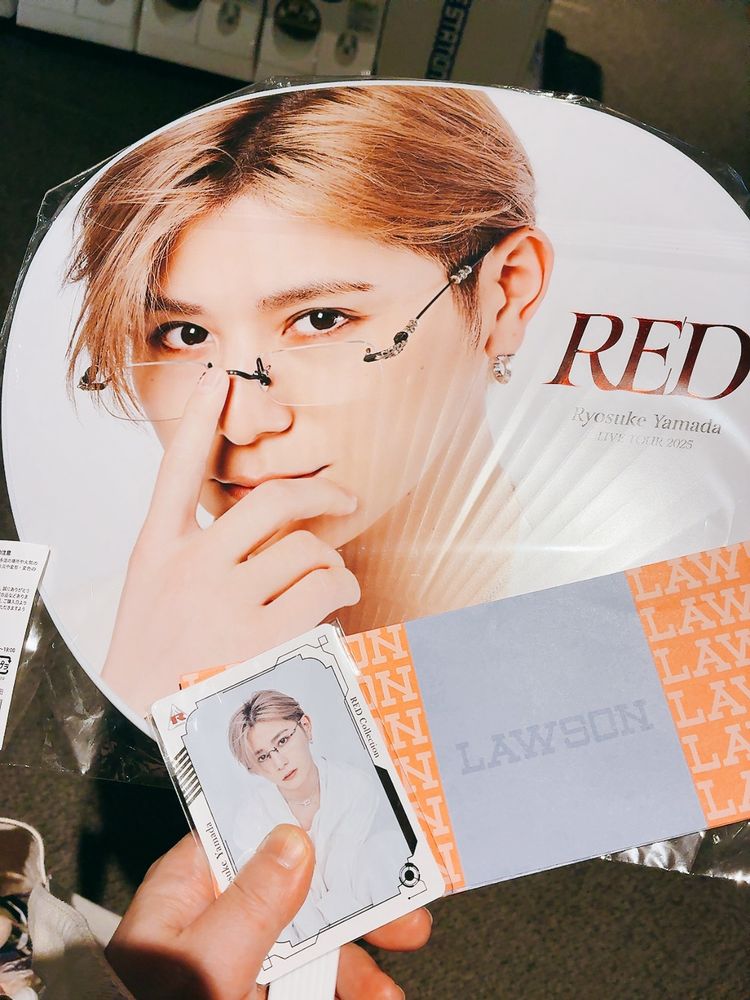 ライビュでもうちわ持って行く民。なんかカードもろた。