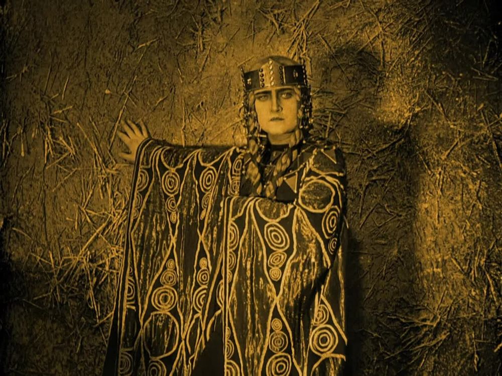 Margarete Schön as Kriemhild in "Die Nibelungen."