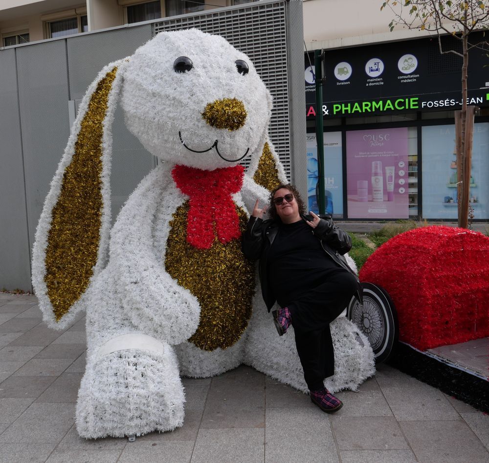 moi sur le siège du lapin de Noël. lui blanc et rouge, moi en noir, perfecto et lunettes fumées. 