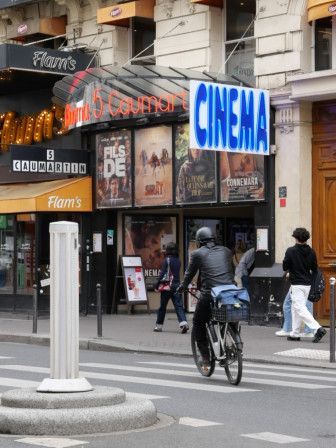 Un vélo qui passe devant le cinéma où je vais souvent