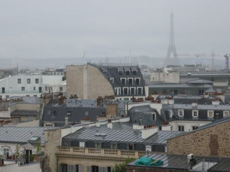 La Tour Eiffel dans la grisaille de juillet 2025
